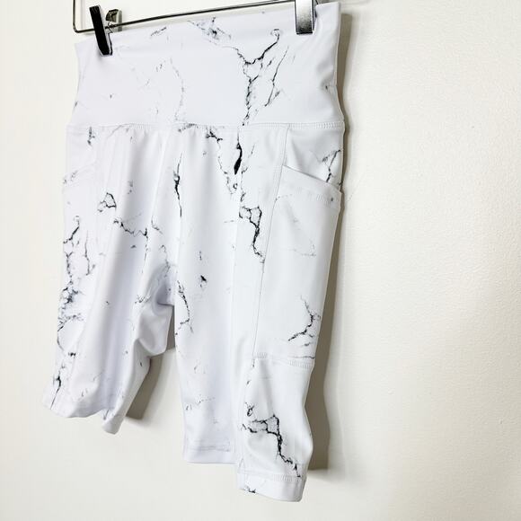 Like New BuffBunny Marble Size M Seamless Pocket Biker 8” Inseam Shorts - Picture 3 of 7